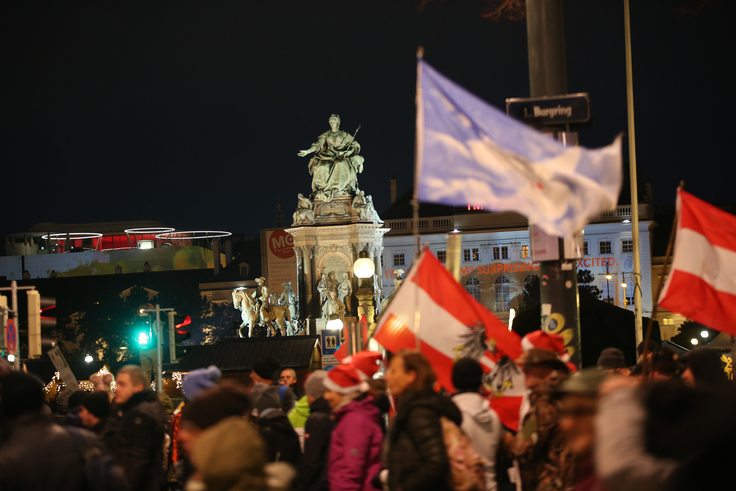 K�s�tlamalara ra�men soka�a ��k�p protesto ettiler