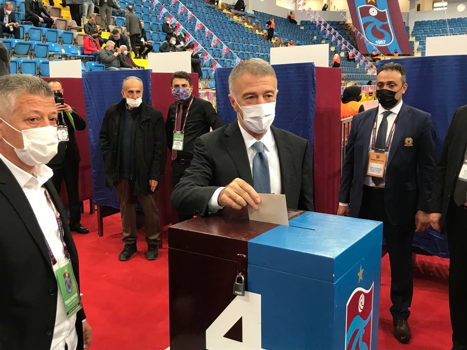Ahmet A�ao�lu sand�k ba��nda oyunu kulland�