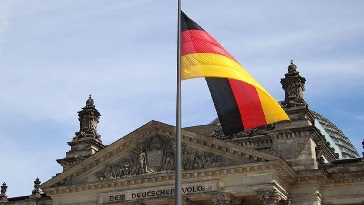 Almanya'da pek ok kentte salgn nlemleri protesto edildi