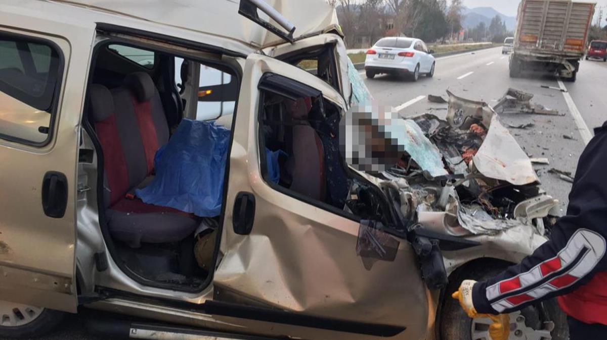 Antalya- Burdur kara yolunda feci kaza: 4 kii hayatn kaybetti