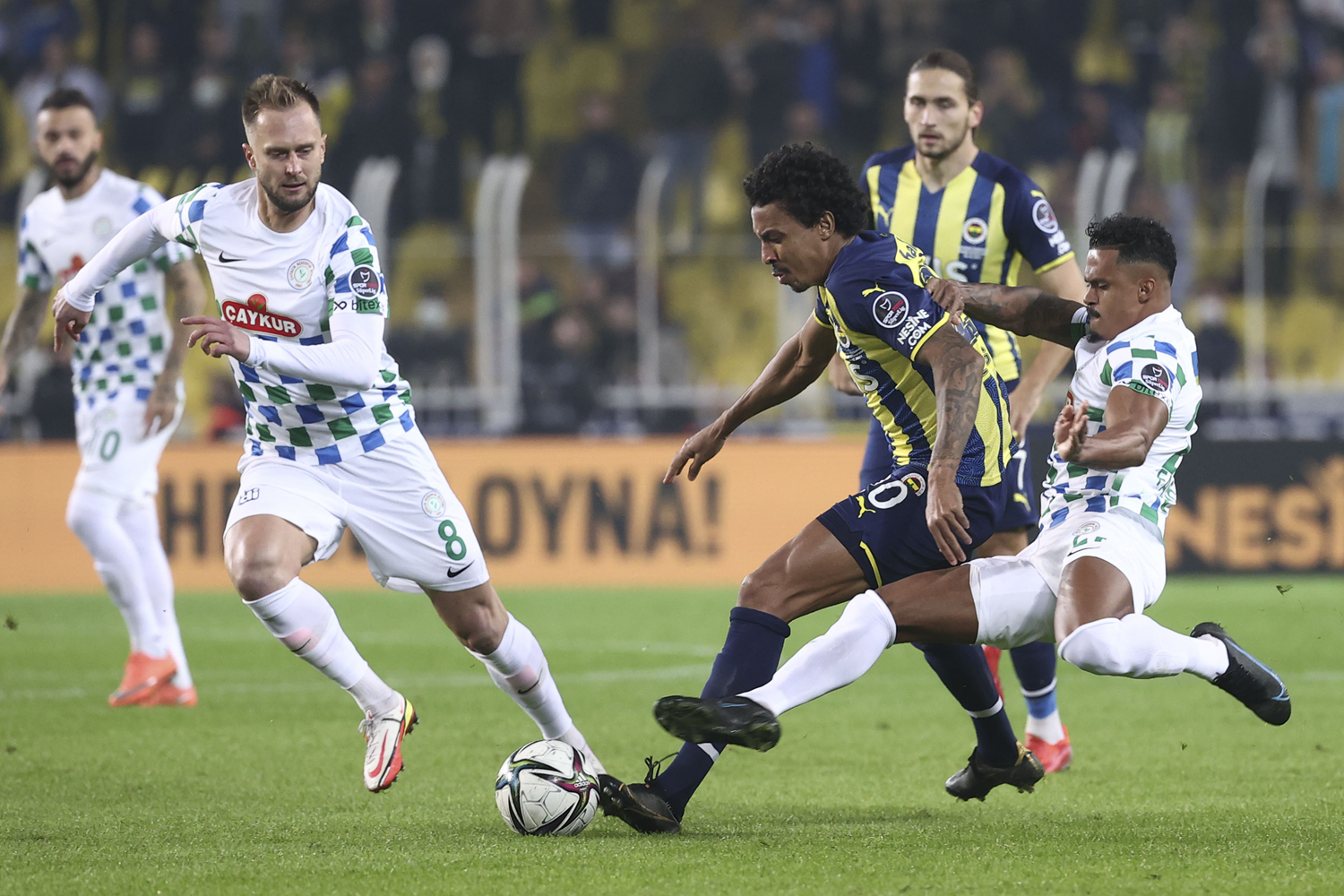 Fenerbah�e'de Luiz Gustavo 5 ma� sonra ilk 11'de