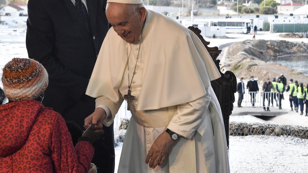 Papa Franciscus, Midilli Adas'nda snmac kampn ziyaret etti