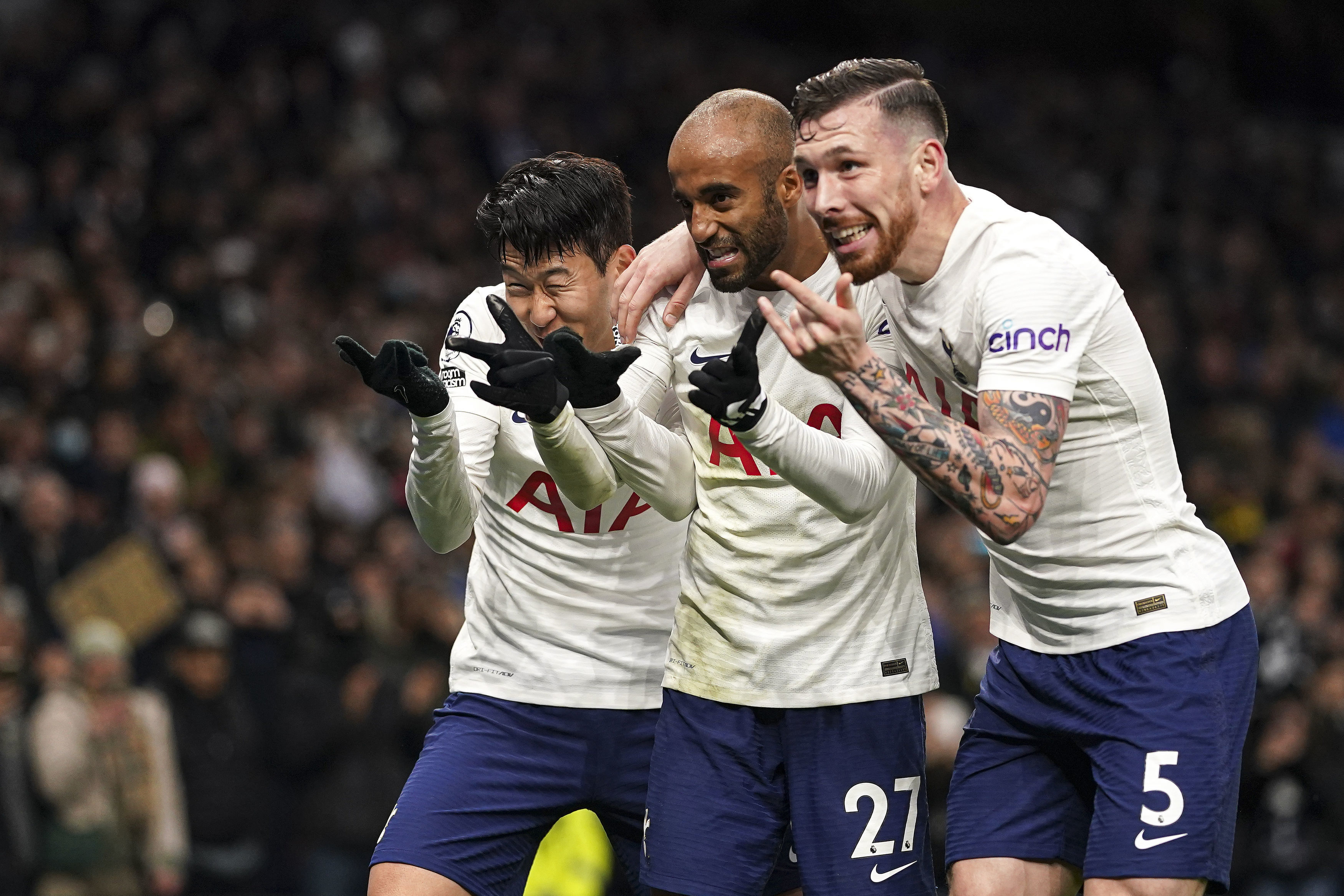 Tottenham, evinde Norwich City'i farkl� ge�ti