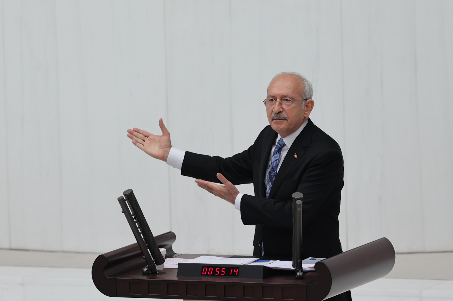 K�l��daro�lu'ndan Meclis k�rs�s�nde edepsiz hareket! B�y�k tart��ma ya�and�