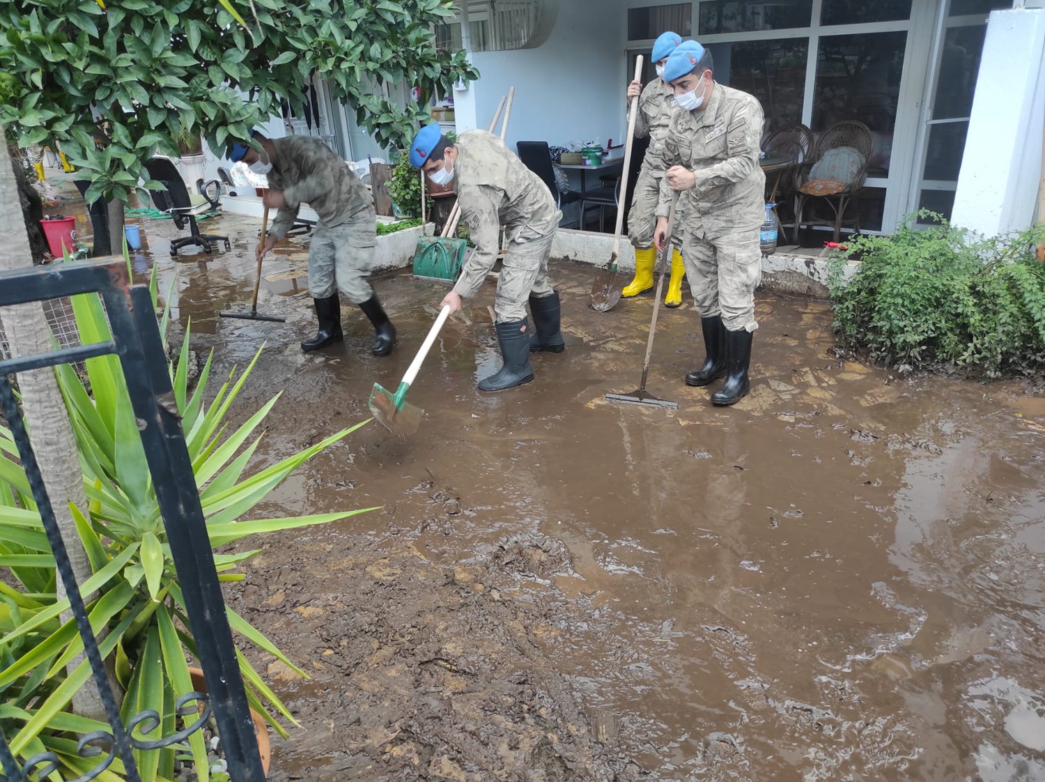 Komandolar su alt�nda kalan evleri temizledi