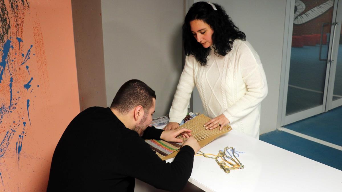 21 yandaki Emirkan engelini sanatla at