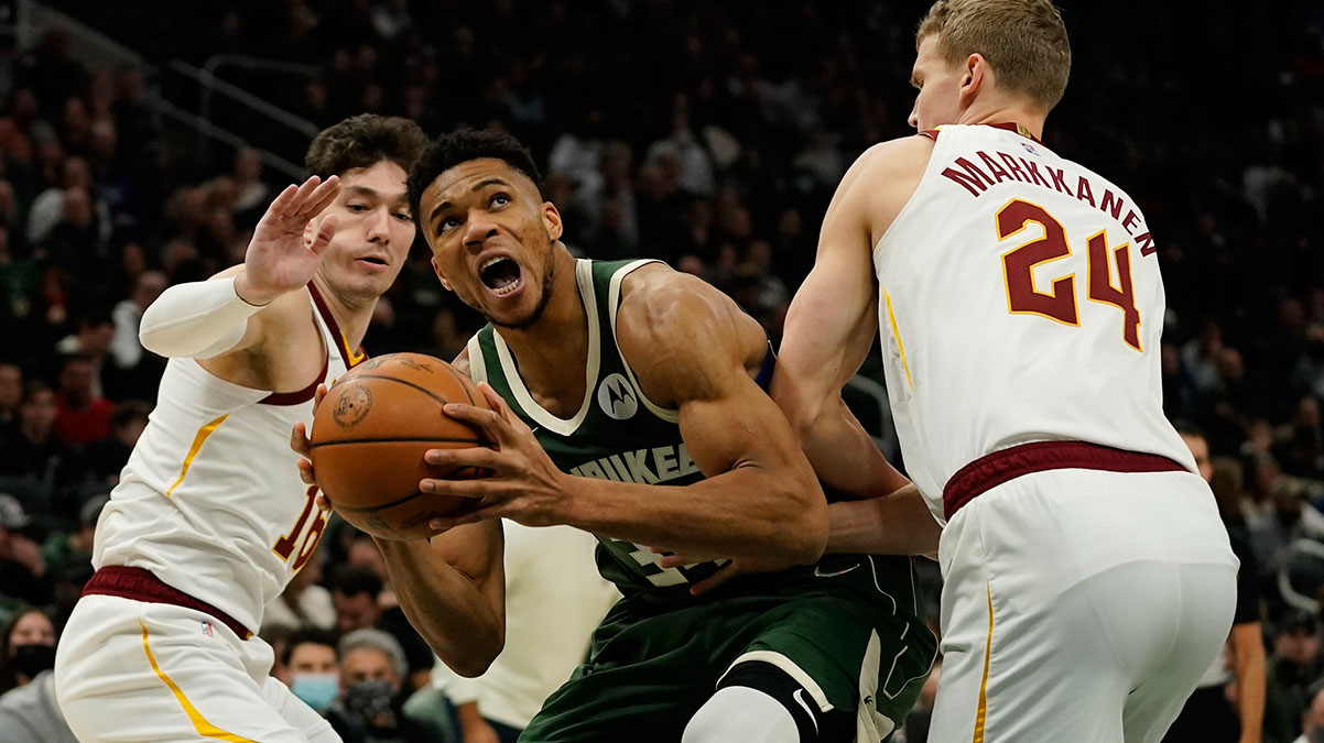 Cedi Osman son �ampiyon Milwaukee Bucks'a kar�� 9 say� att�