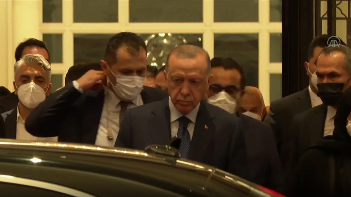 Cumhurbakan Erdoan Katar'da onuruna verilen yemee katld