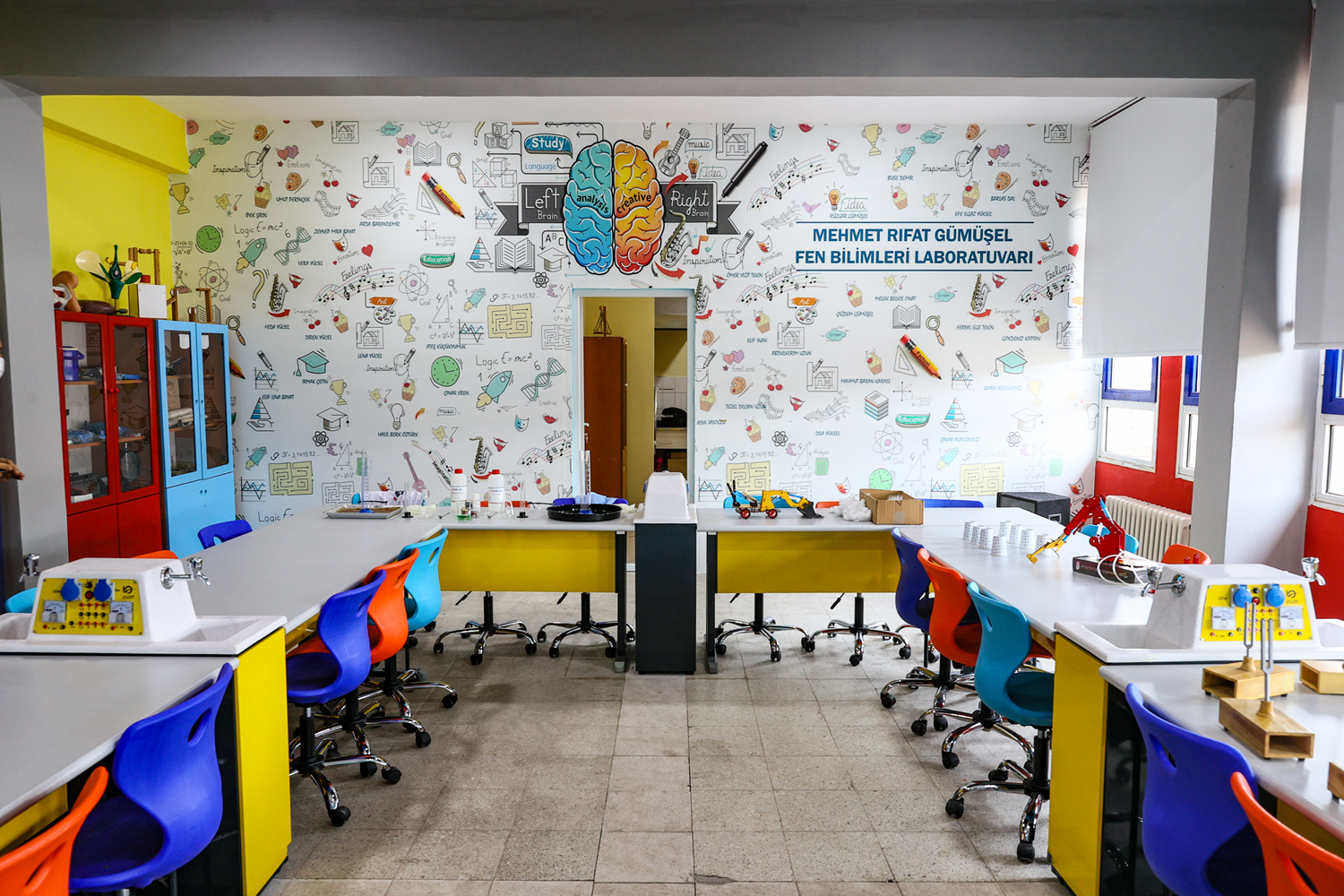 �zmir depreminde hayat�n� kaybeden �ocuklar�n an�s�na fen laboratuvar� yap�ld�