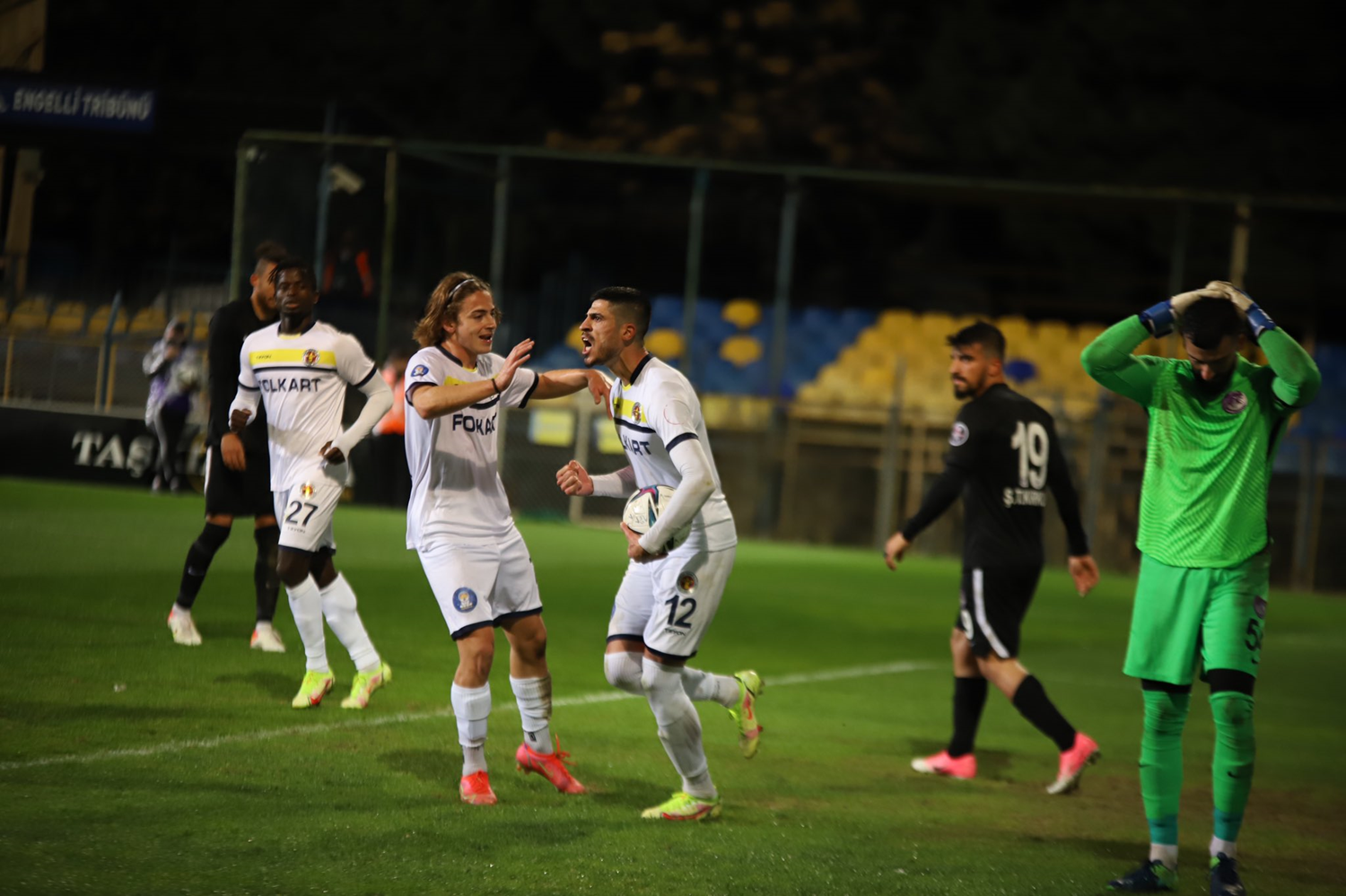 Menemenspor'un hocas� Cenk Laleci 1 puandan memnun