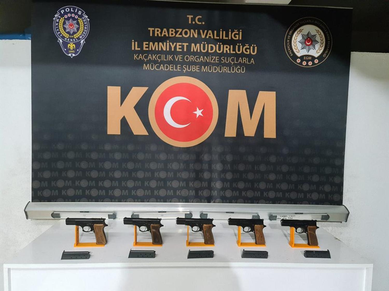 Polis ekiplerince 2 ara�ta yap�lan aramada 45 ruhsats�z tabanca ele ge�irildi