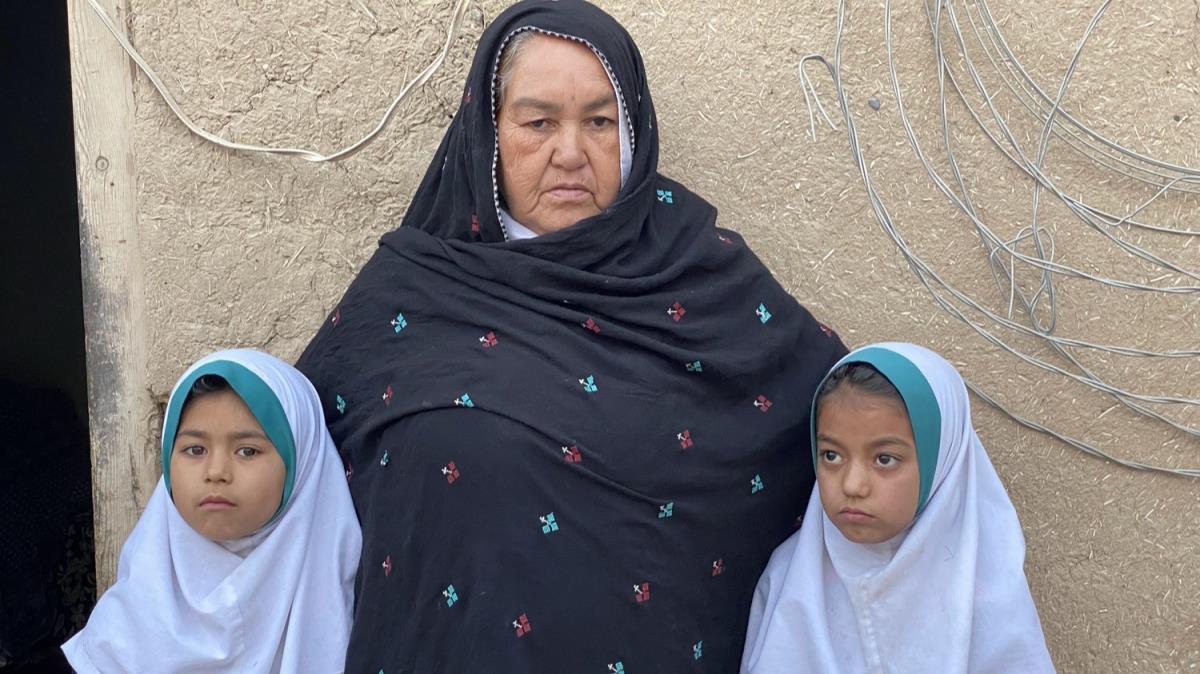 Afgan anne, babasz kalan ocuklarn alk nedeniyle satmaya alyor