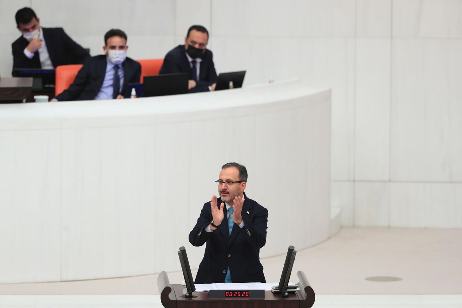 Bakan Kasapo�lu, Tokyo 2020'deki sporcular�m�z� Meclis'te alk��latt�
