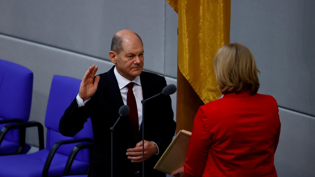 Merkel d�nemi resmen sona erdi... Scholz makam� devrald�