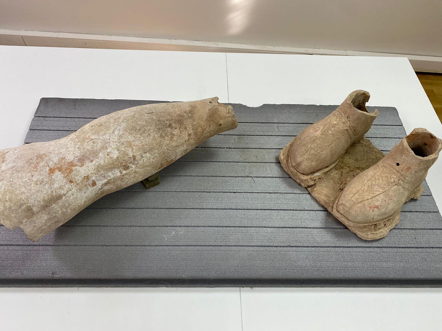 Tarlas�n� s�rerken heykel par�alar� buldu