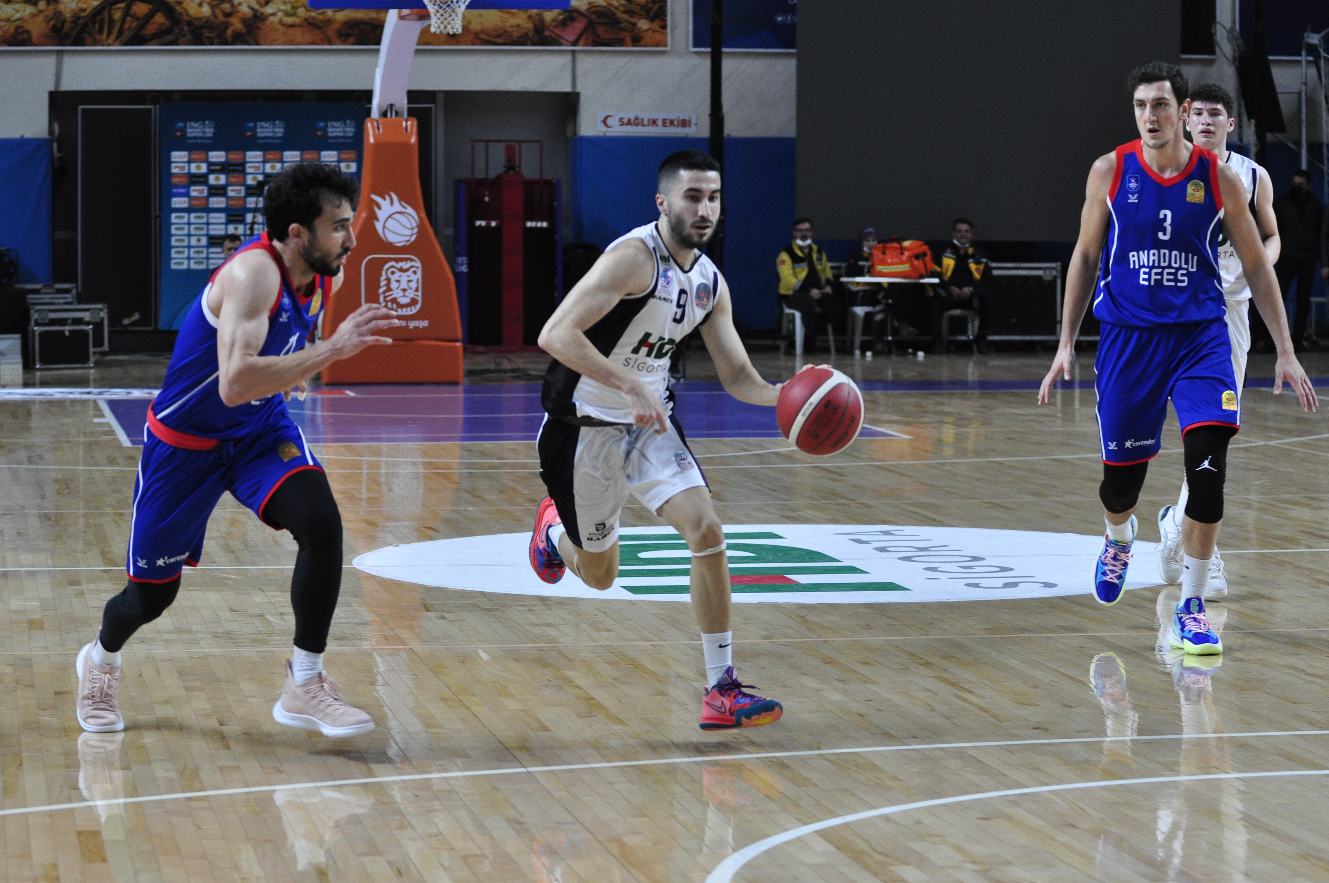 Anadolu Efes deplasmanda 57 say� farkla kazand�