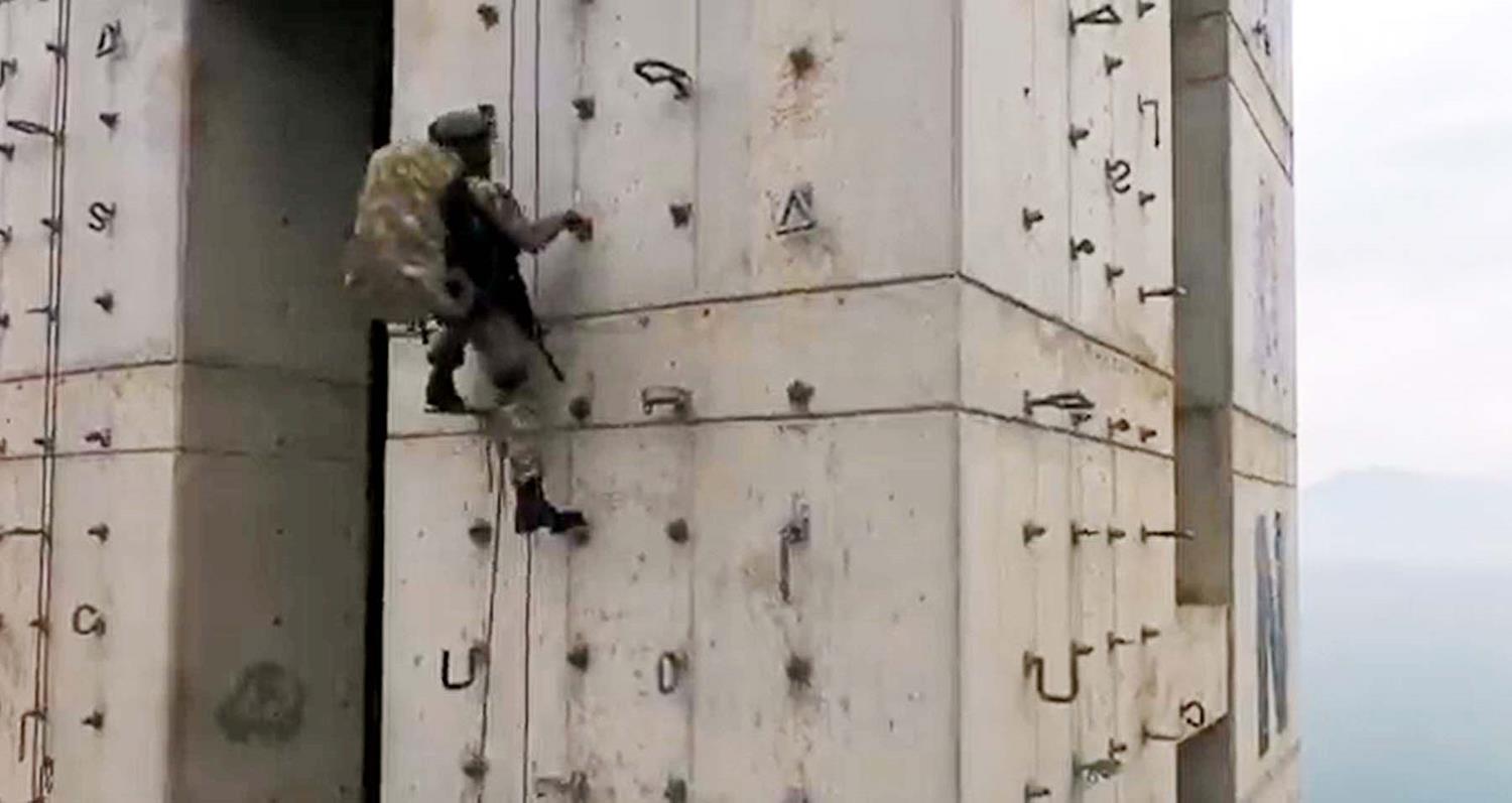 Milli Savunma Bakanl���'ndan nefes kesen e�itim g�r�nt�leri