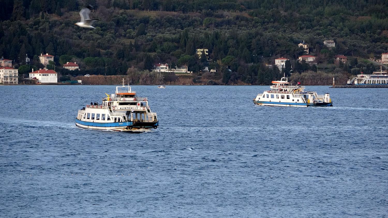 Olumsuz hava ko�ullar� nedeniyle G�k�eada ve Bozcaada'ya feribot seferleri iptal edildi