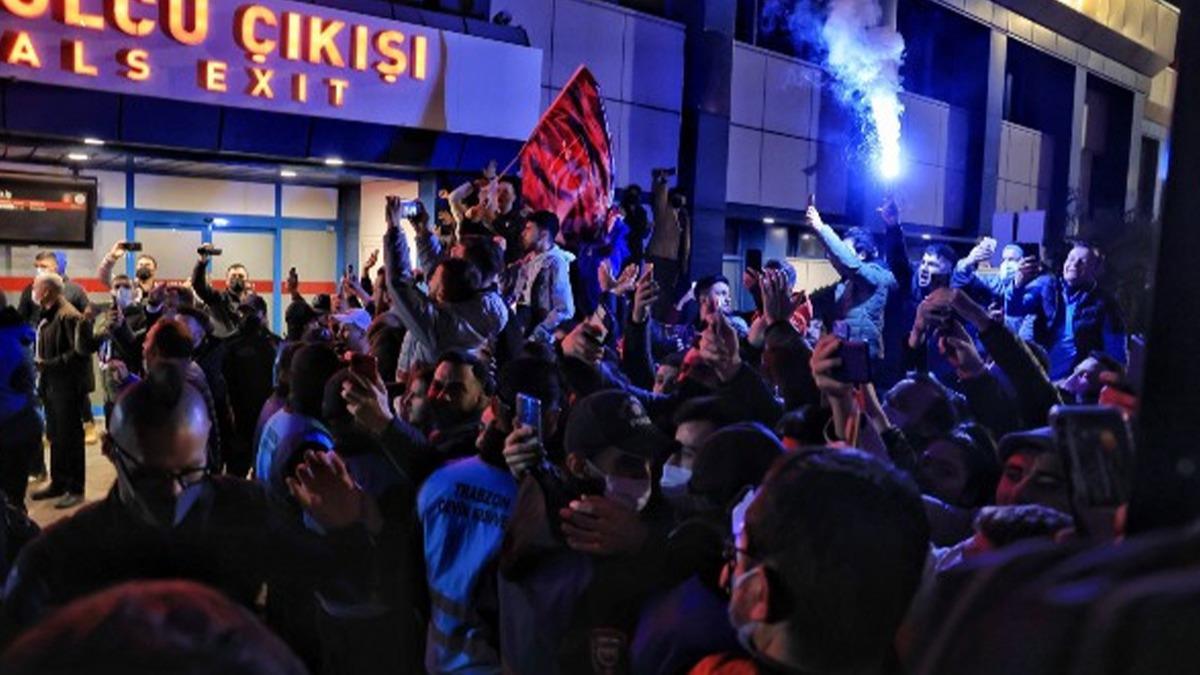 Bordo-mavili taraftarlar, Trabzonspor kafilesini havalimannda karlad