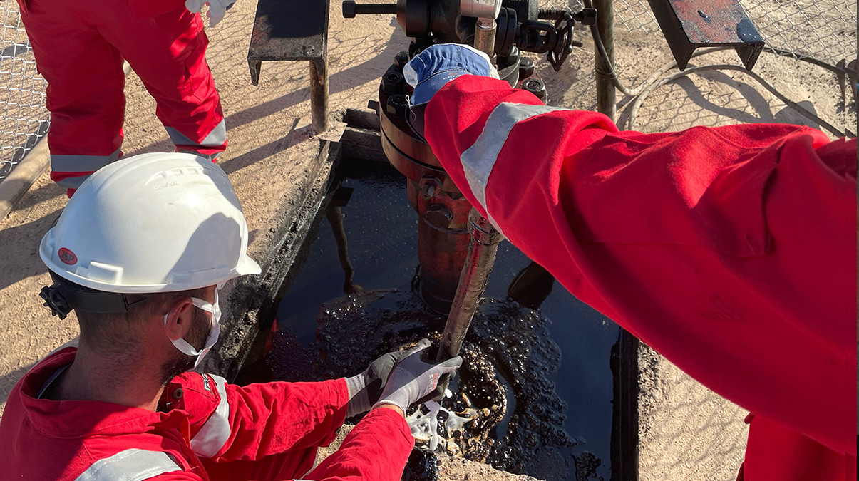 S�n�rdan petrol f��k�rd�! Halk sevince bo�uldu: Daha fazla da ��kar