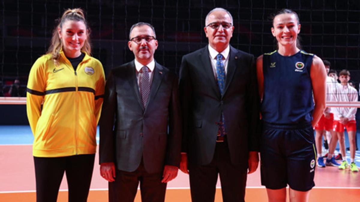 Bakan Kasapolu, FIVB Kadnlar Dnya Kulpler ampiyonas ncesi milli sporcular ile bir araya geldi