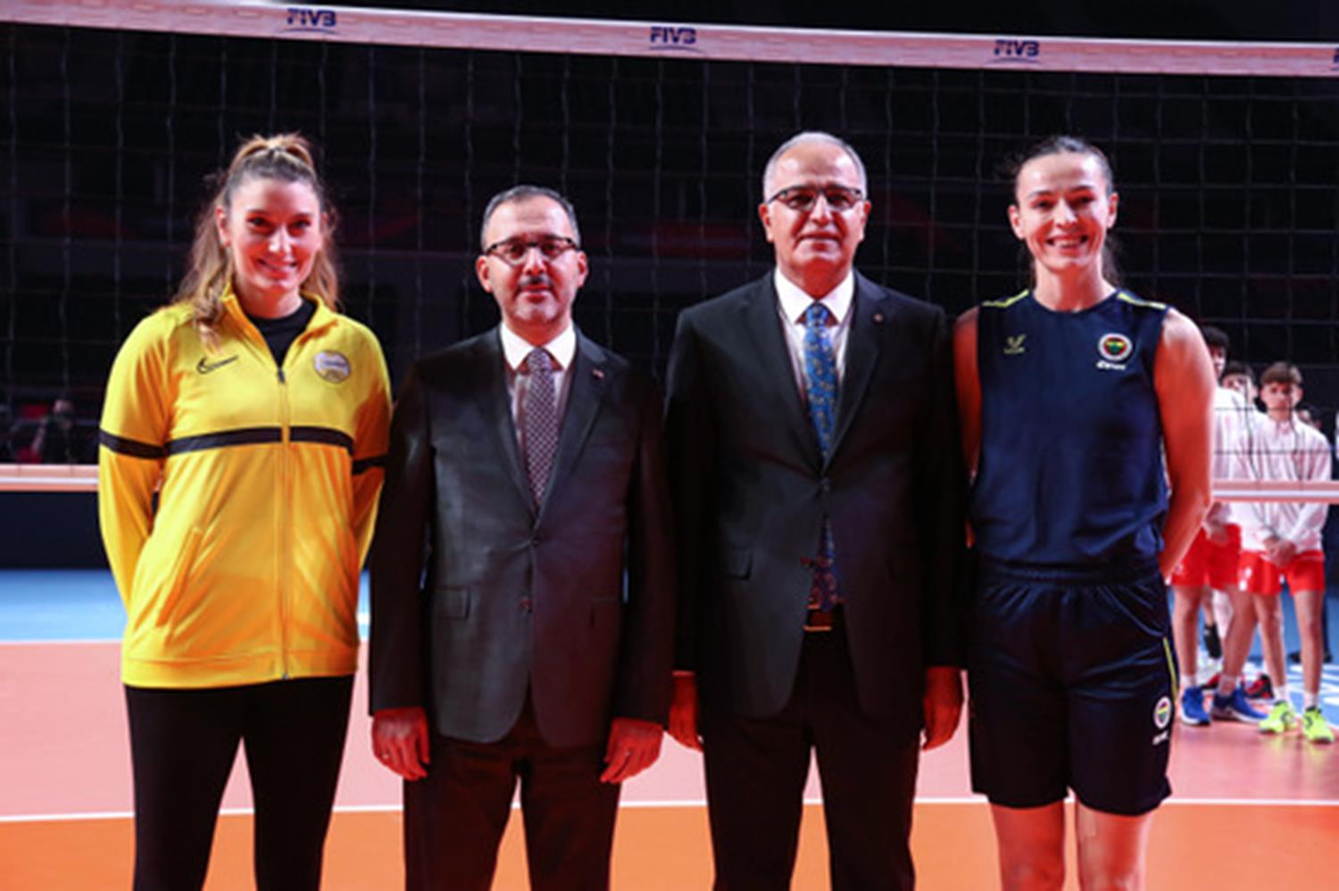 Bakan Kasapo�lu, FIVB Kad�nlar D�nya Kul�pler �ampiyonas� �ncesi milli sporcular ile bir araya geldi