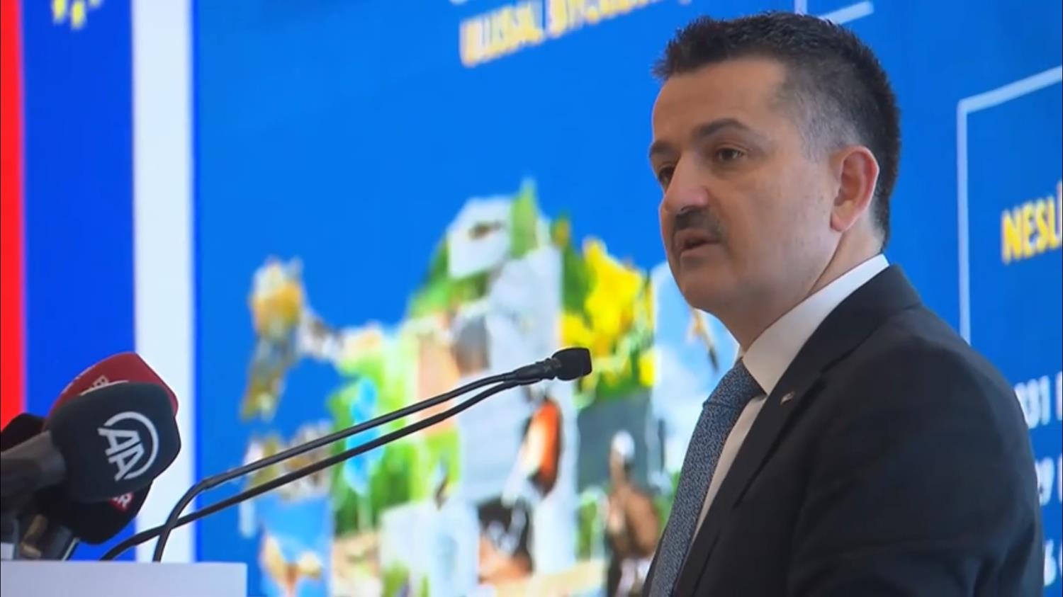 Bakan Pakdemirli: Nesli t�kenme tehlikesi alt�nda olan t�rlere umut olmaya ve onlar� korumaya devam edece�iz