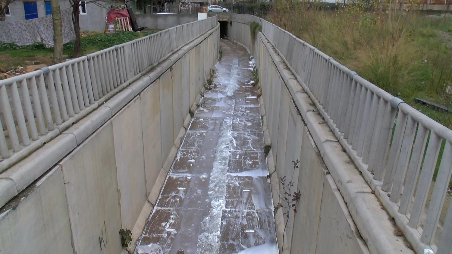 Fabrikadan dereye s�zd�! Sancaktepe'de panik