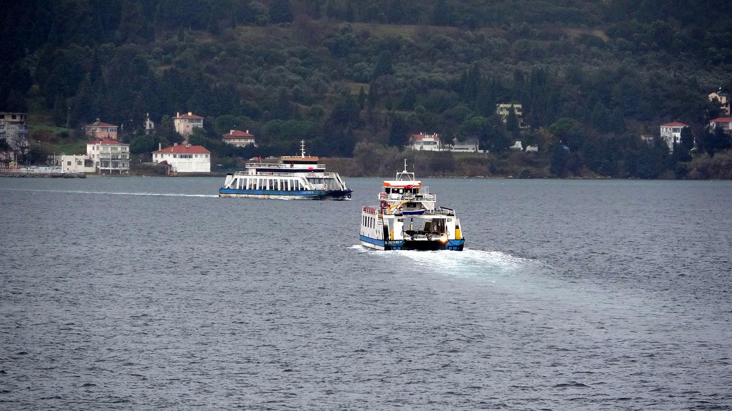 Olumsuz hava �artlar� nedeniyle G�k�eada ve Bozcaada'ya baz� feribot seferleri iptal oldu