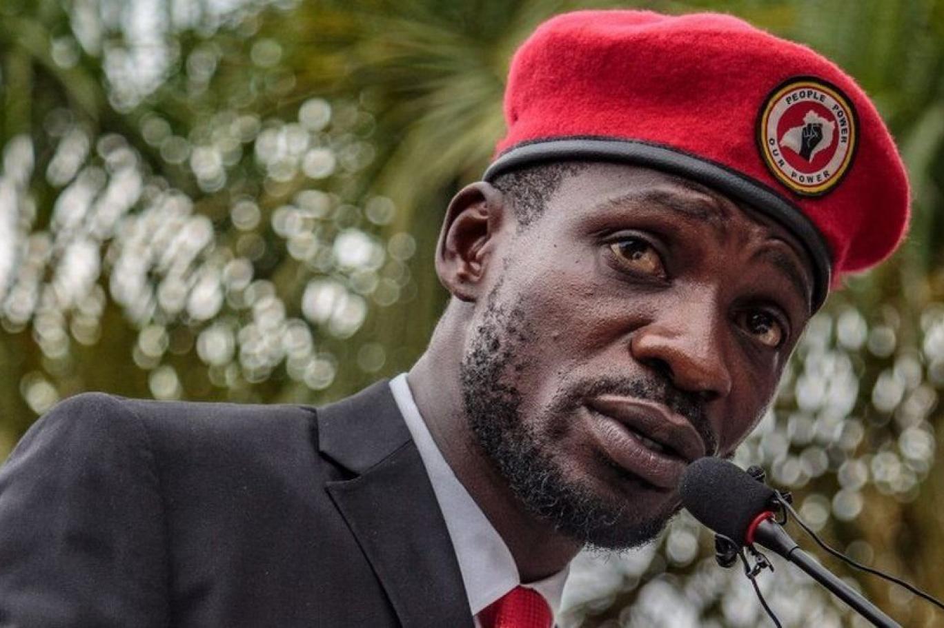 Uganda g�venlik g��leri Bobi Wine'�n evini ku�att�