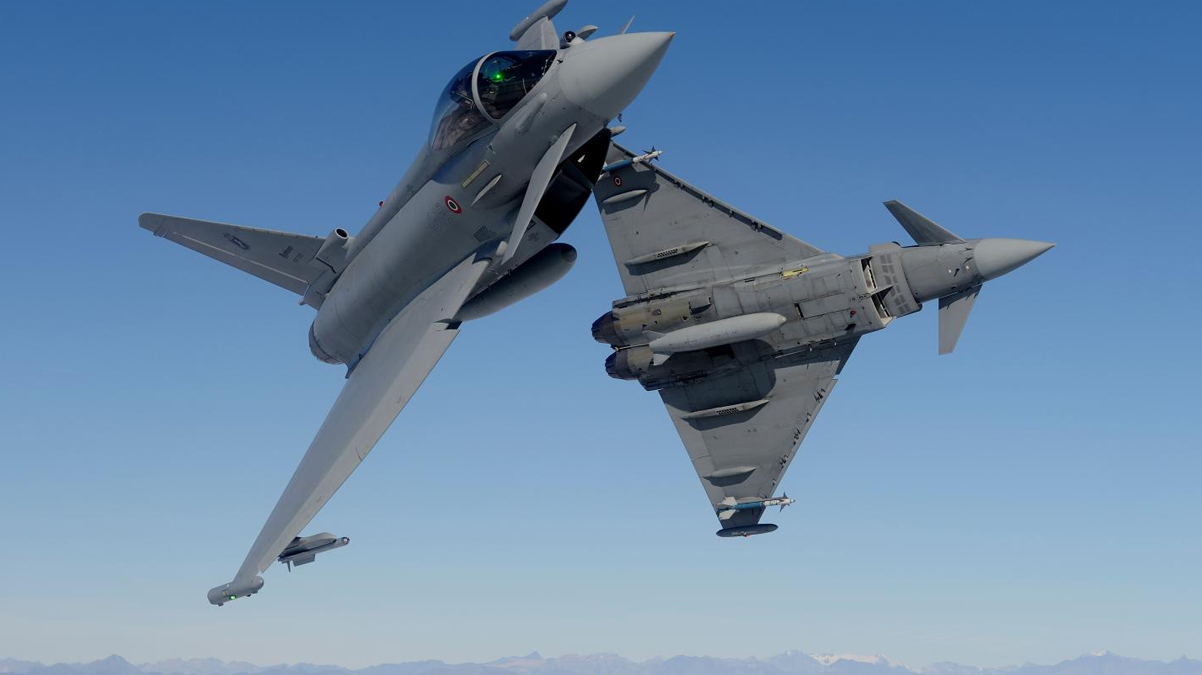 28 u�akl�k dev anla�ma! �lk iki Eurofighter Typhoon K�rfez �lkesine ula�t�!