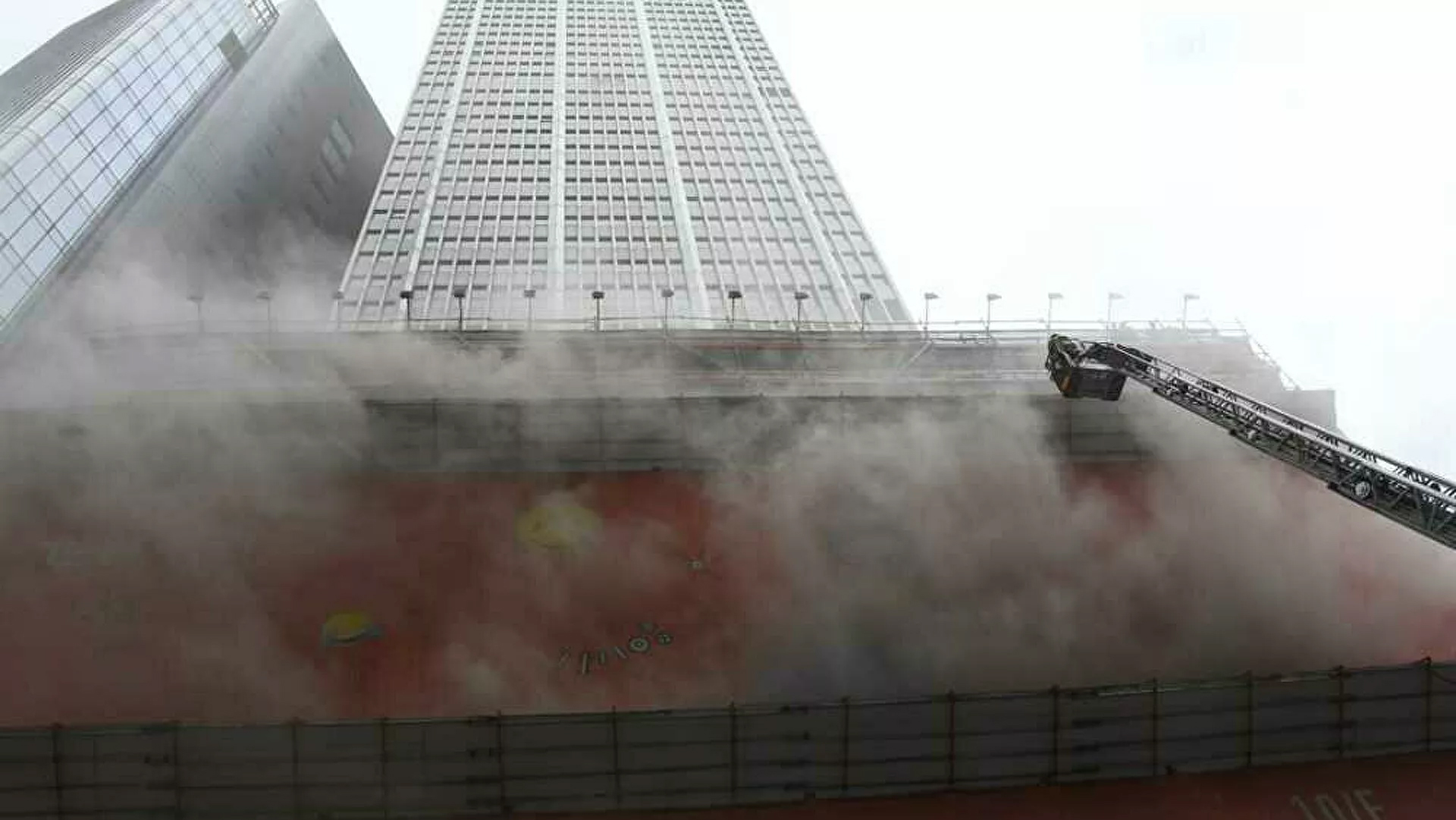 Hong Kong'da 38 katl� binada ��kan yang�nda y�zlerce ki�i �at�da mahsur kald�