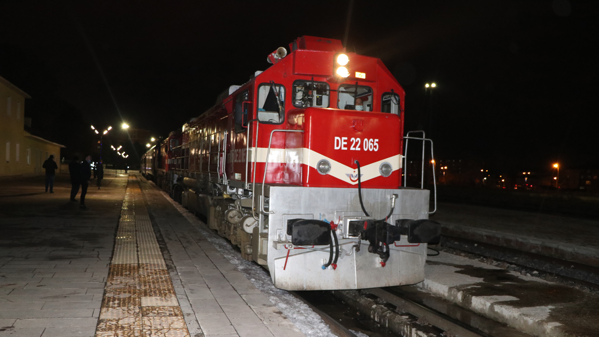 33 saatlik yolculuk bitti! Son durakta g�steriyle kar��land�