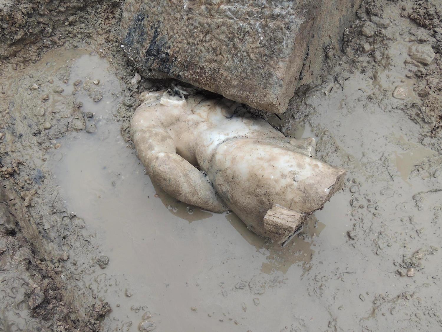 Aizanoi Antik Kenti kazsnda 'Herkl'n mermer heykeli bulundu