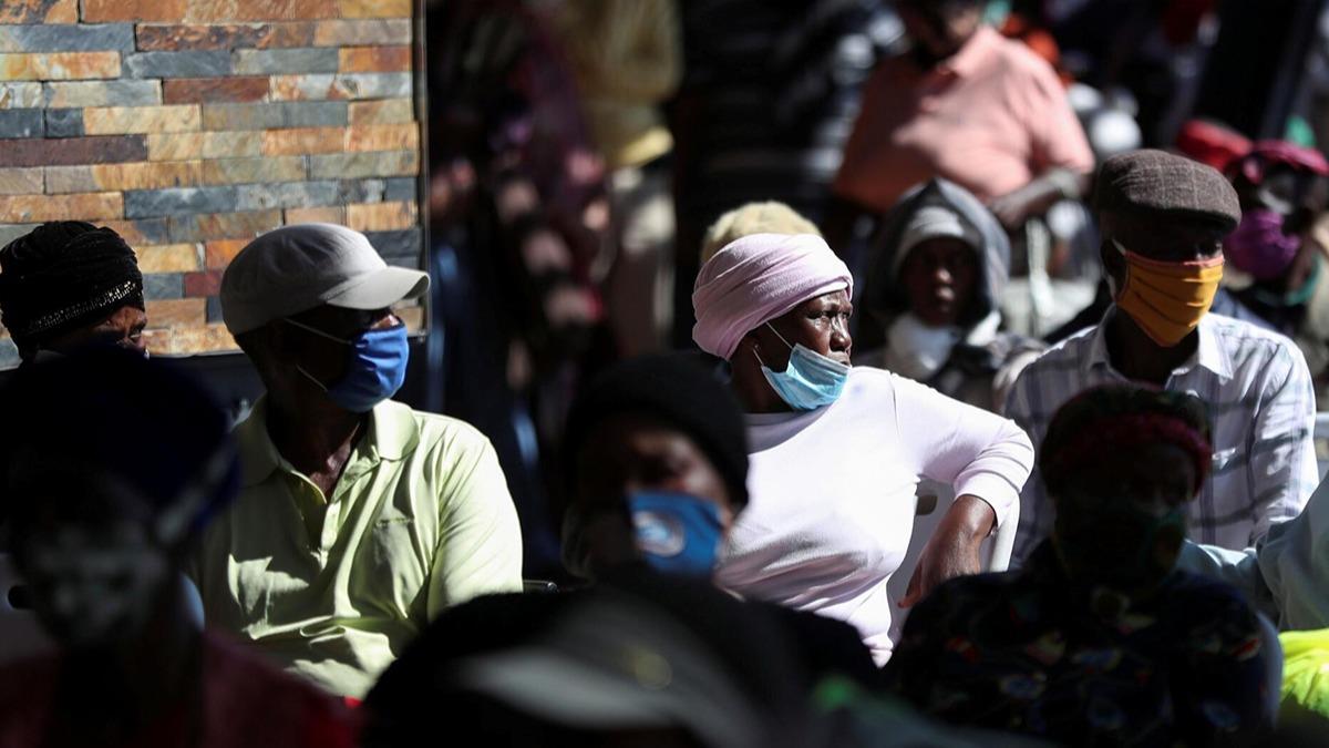 Gney Afrika'da Kovid-19 vaka saylar rekor seviyeye ulat 