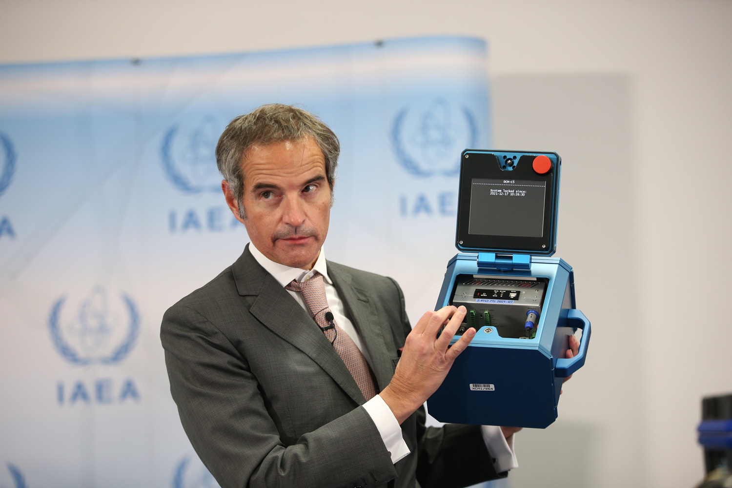 UAEA Ba�kan� Grossi, �ran'da kullan�lacak kameralar� bas�n mensuplar�na tan�tt�