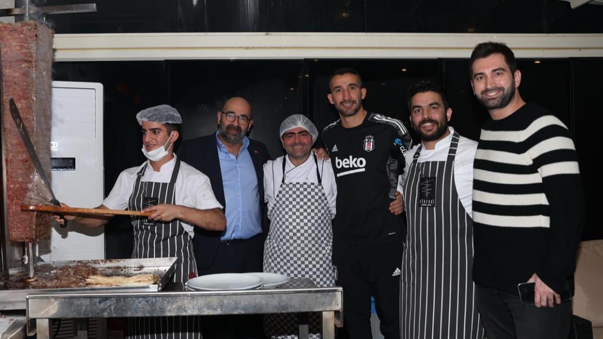 Beikta Bakan Ahmet Nur ebi, derbi ncesi oyuncularla yemekte bir araya geldi