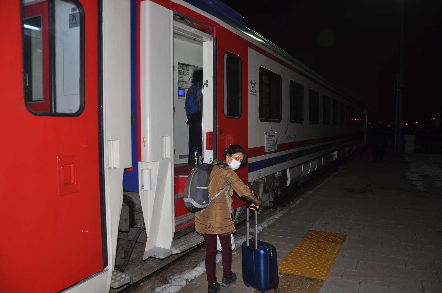 Salg�n nedeniyle ara verilmi�ti... 'Do�u Ekspresi' Kars'tan ilk seferine ��kt�