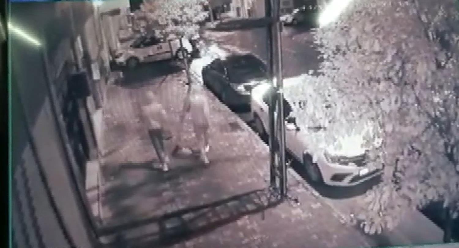 Sipari� teslim etmek i�in binaya giren kuryeye �ok!