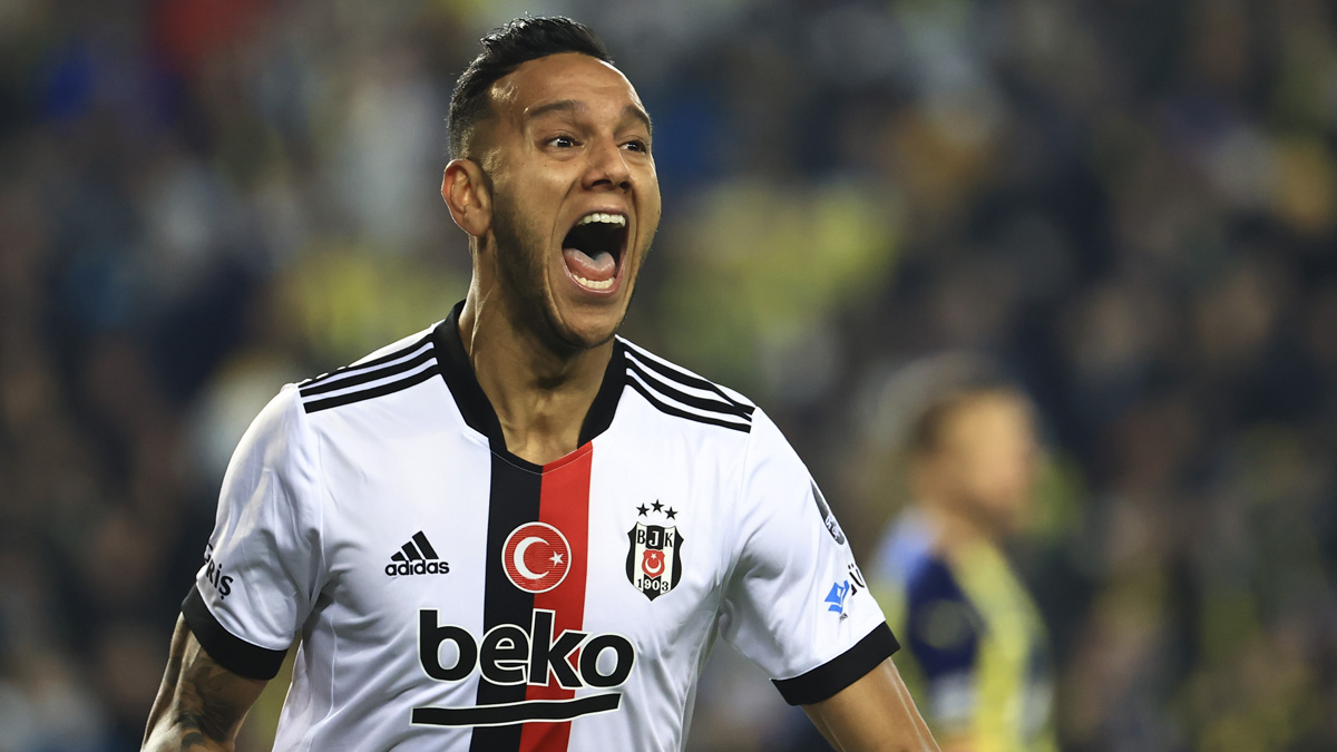 Be�ikta�'ta Josef de Souza imzay� at�yor