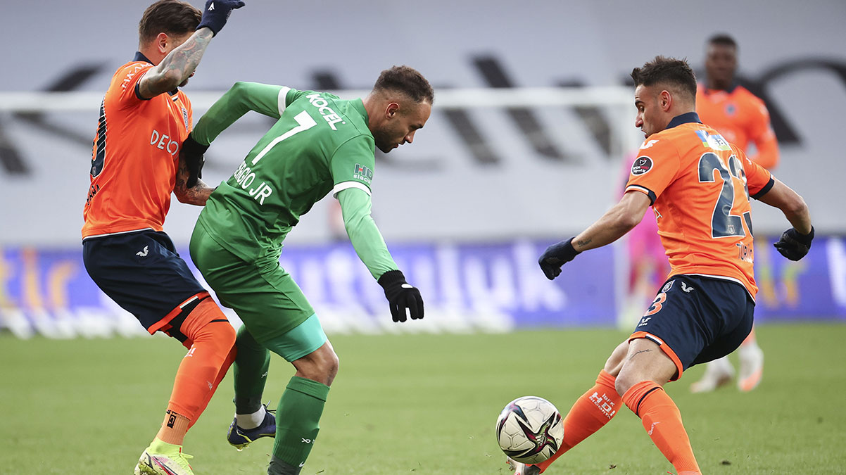 Emre Bel�zo�lu'ndan ilk 11'de 4 de�i�iklik