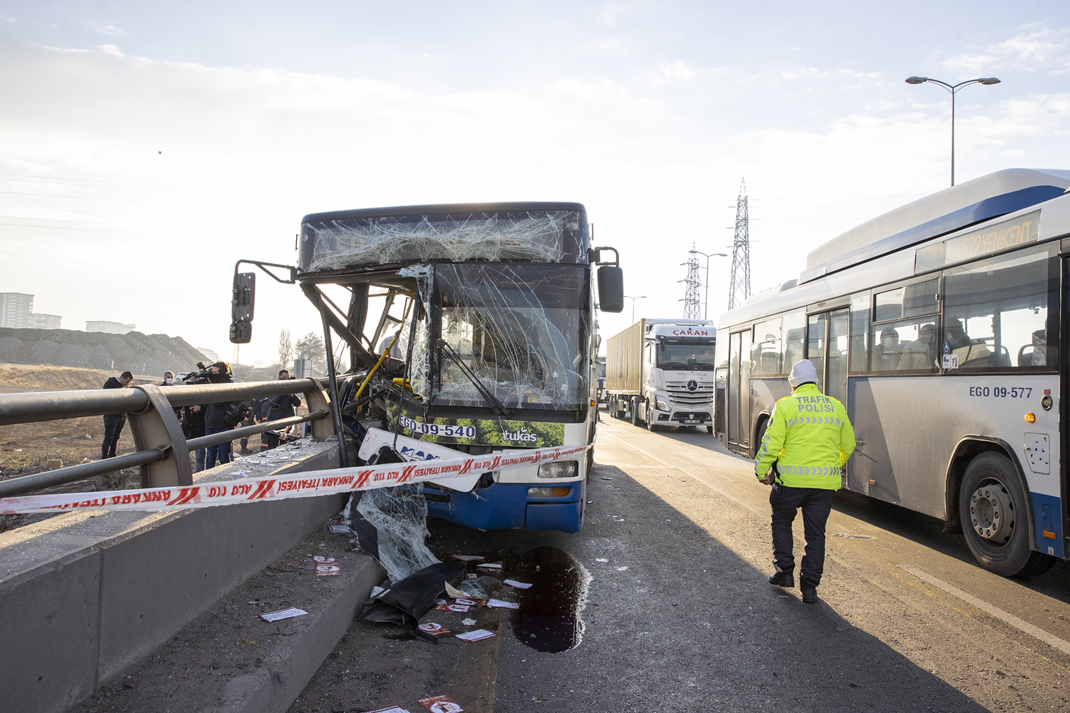 Ankara'da belediye otob�s� k�pr� korkuluklar�na �arpt�