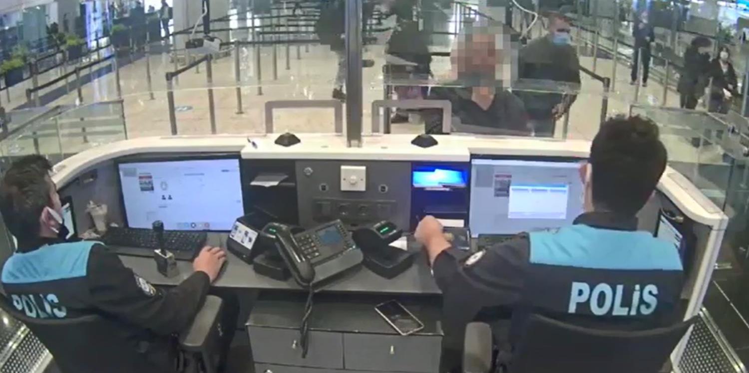 �stanbul Havaliman�'nda ABD'li diplomat pasaportunu satarken yakaland�