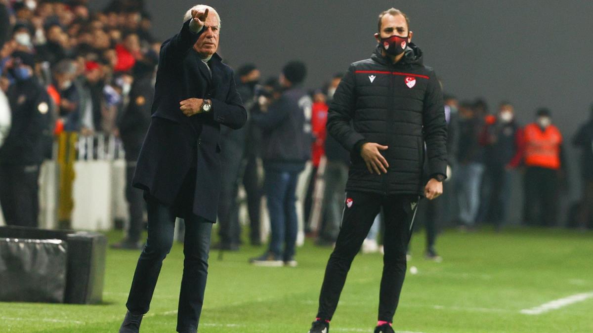 Mustafa Denizli'den transfer aklamas