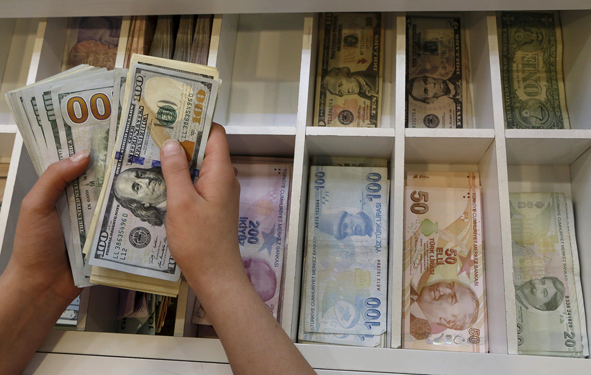 Dolarda d���� s�r�yor: 11 lira seviyelerine geriledi
