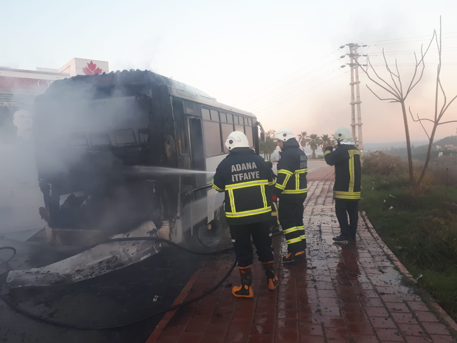 Adana'da alev alan halk otob�s� hurdaya d�nd�