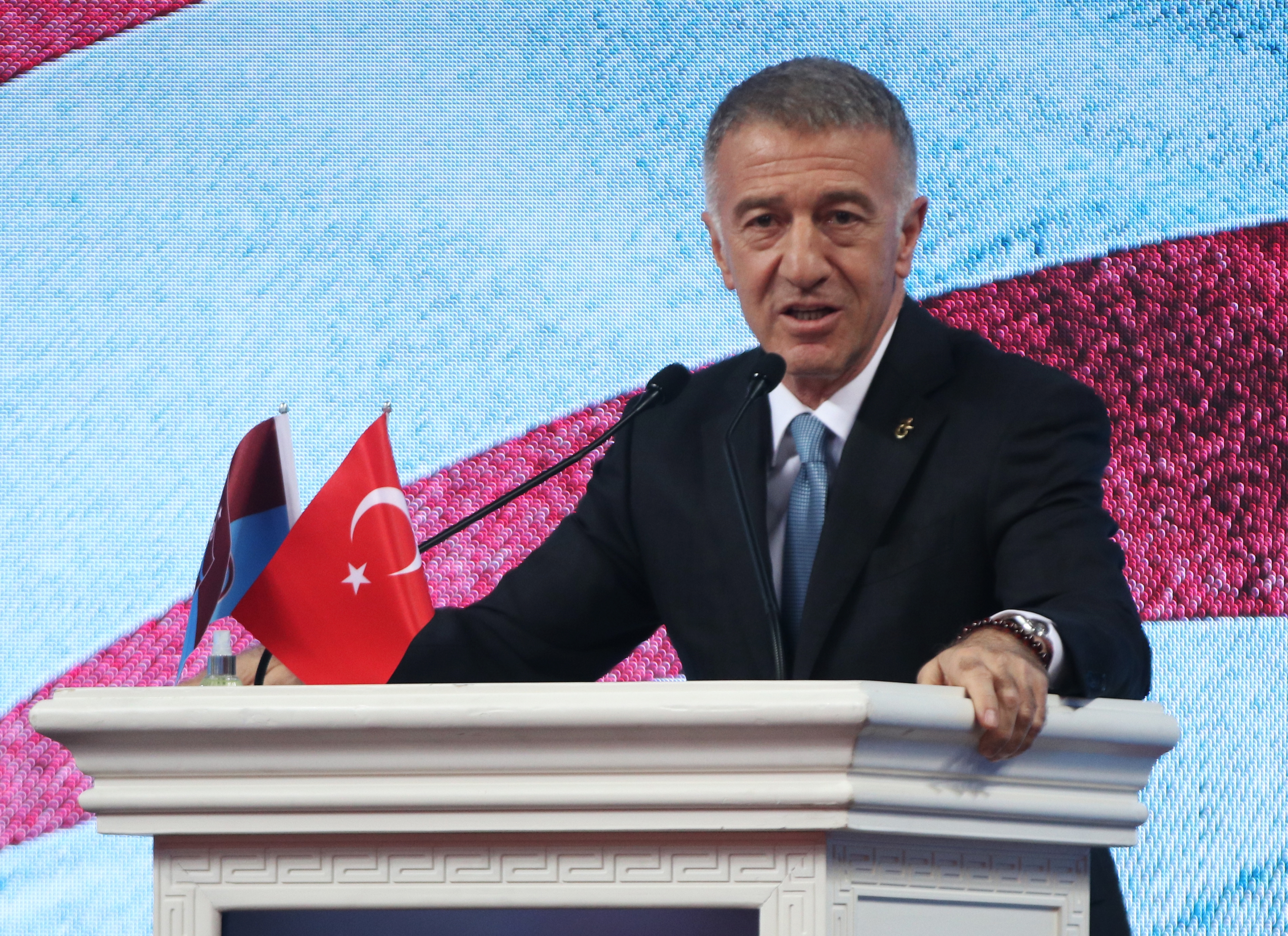 Ahmet A�ao�lu uyard�: �ampiyonluk �ark�lar� i�in �ok erken