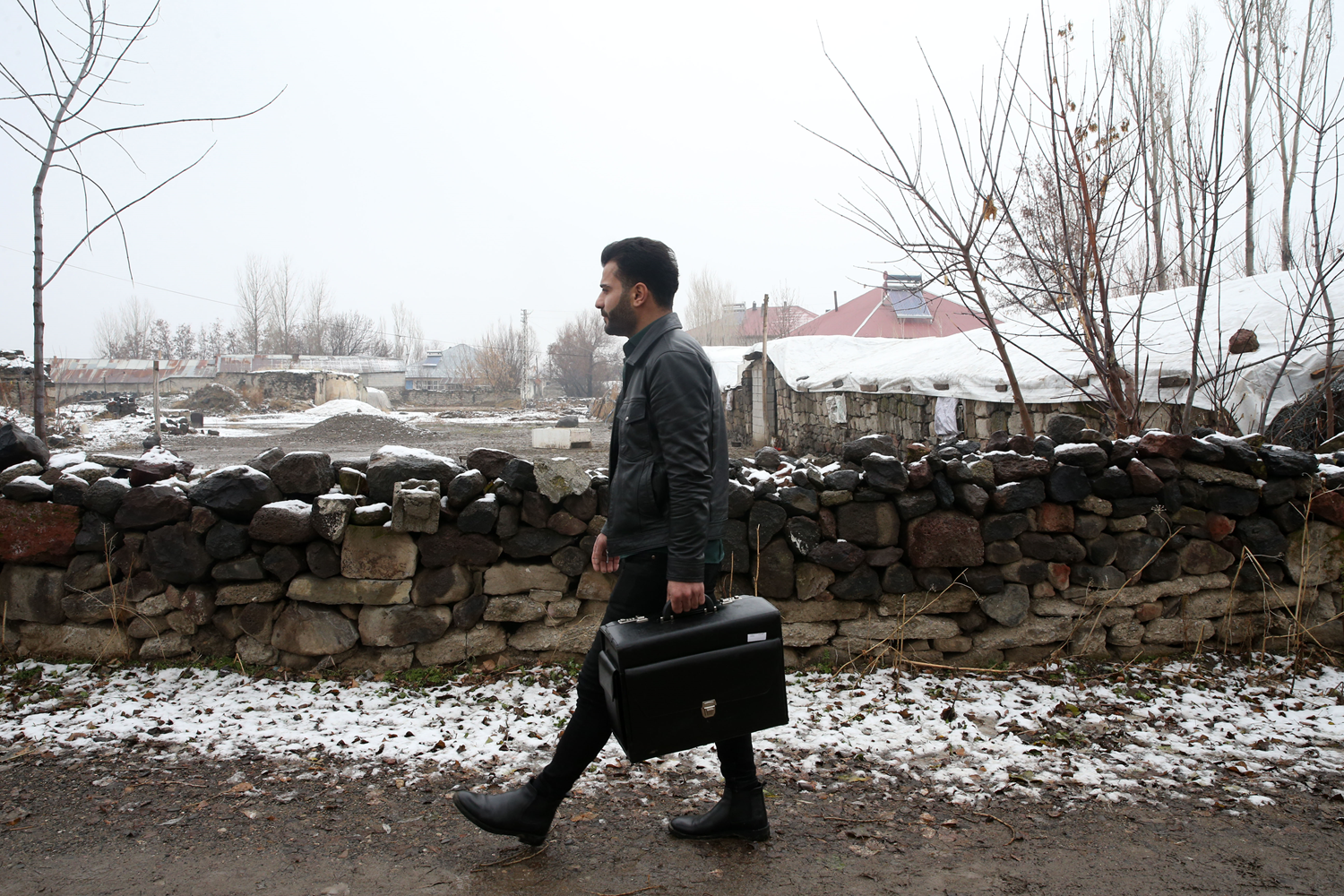 K�y k�y gezerek �ocuklar� t�ra� ediyor