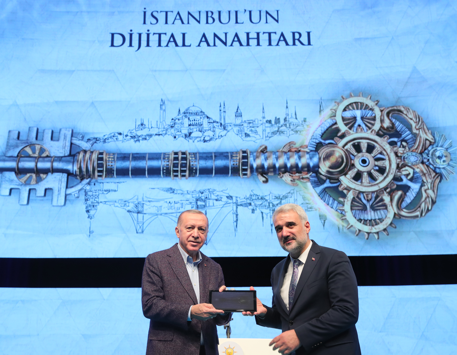 Cumhurba�kan� Erdo�an'a NFT tabanl� '�stanbul'un Dijital Anahtar�' hediye edildi