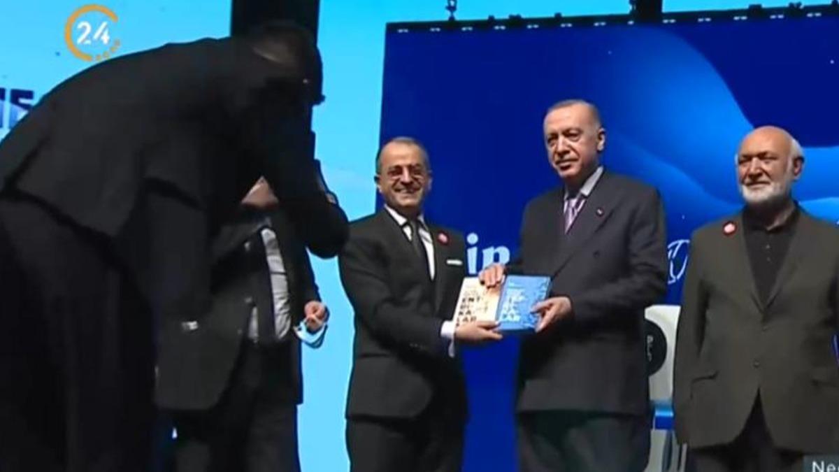 Nuh Albayrak'tan Bakan Erdoan'a kitap takdimi